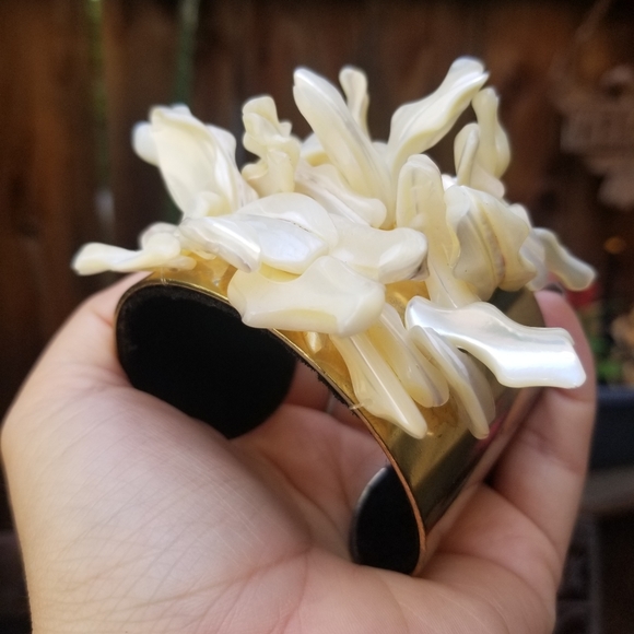 White Seashell Gold Bracelet Cuff Adjustable - Picture 4 of 7